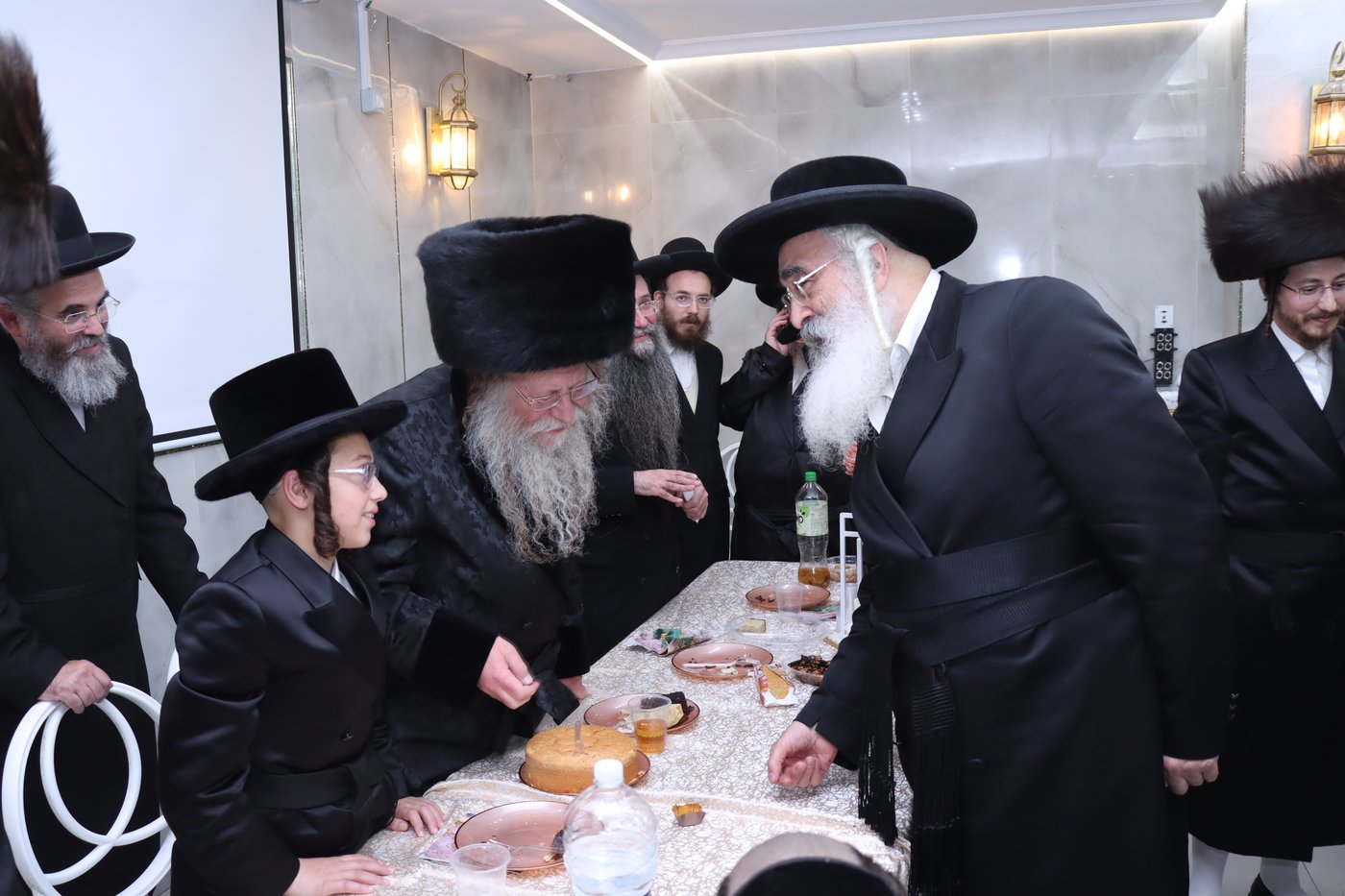 שמחת בר המצווה לנכד האדמו"ר מקוזמיר | צילום: מתתיהו גולדברג