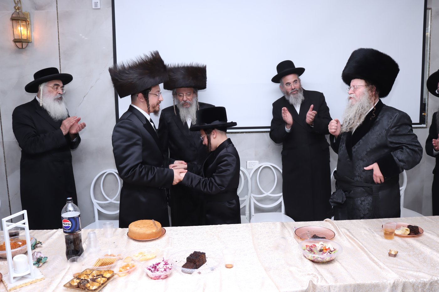 שמחת בר המצווה לנכד האדמו"ר מקוזמיר | צילום: מתתיהו גולדברג