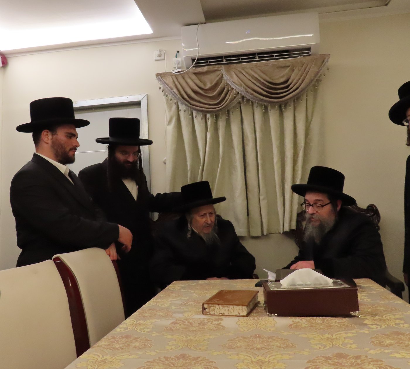 האדמו"ר מסקאליע בביקור בארה"ק
