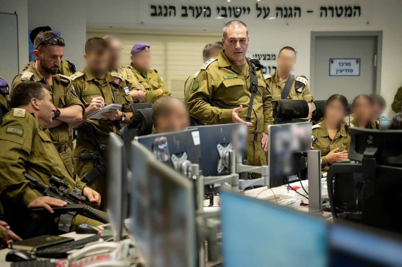 רב-אלוף זמיר עם בכירי פיקוד הדרום