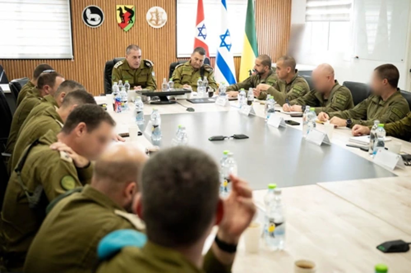 רב-אלוף זמיר בהערכת מצב עם מפקדי האוגדה
