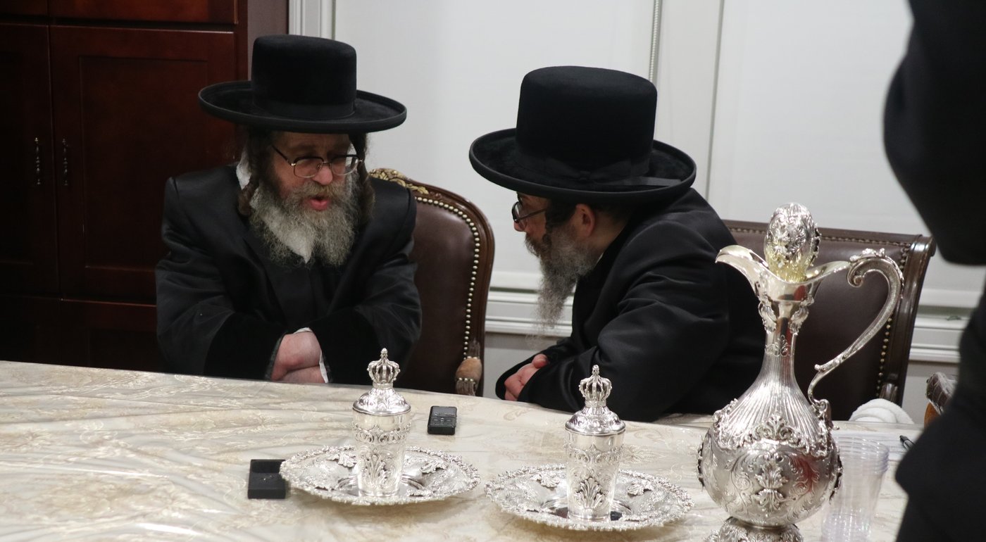 האדמו"ר מקרעטשניף סיגעט בביקור אצל האדמו"ר מסקולען לייקווד