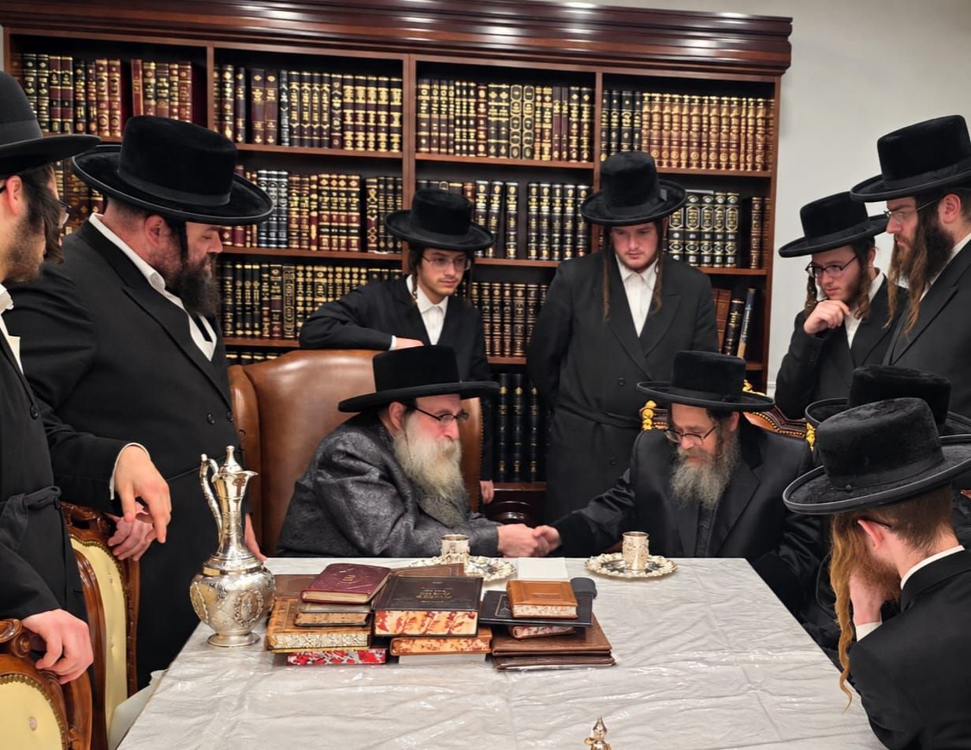 האדמו"ר מקרעטשניף סיגעט בביקור אצל האדמו"ר מתולדות צבי דספינקא