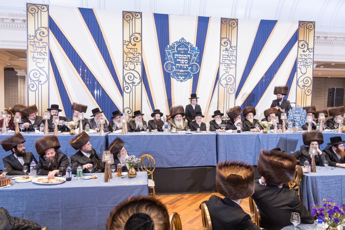 הכנסת ספר התורה בזידטשוב | צילום: JDN