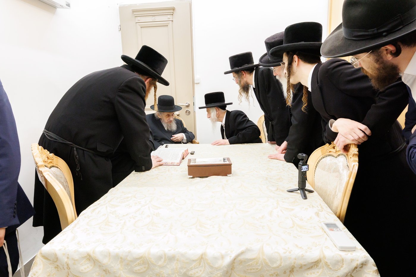 הגר"ד לנדו שליט"א בביקור אצל האדמו"ר מסטריקוב שליט"א
