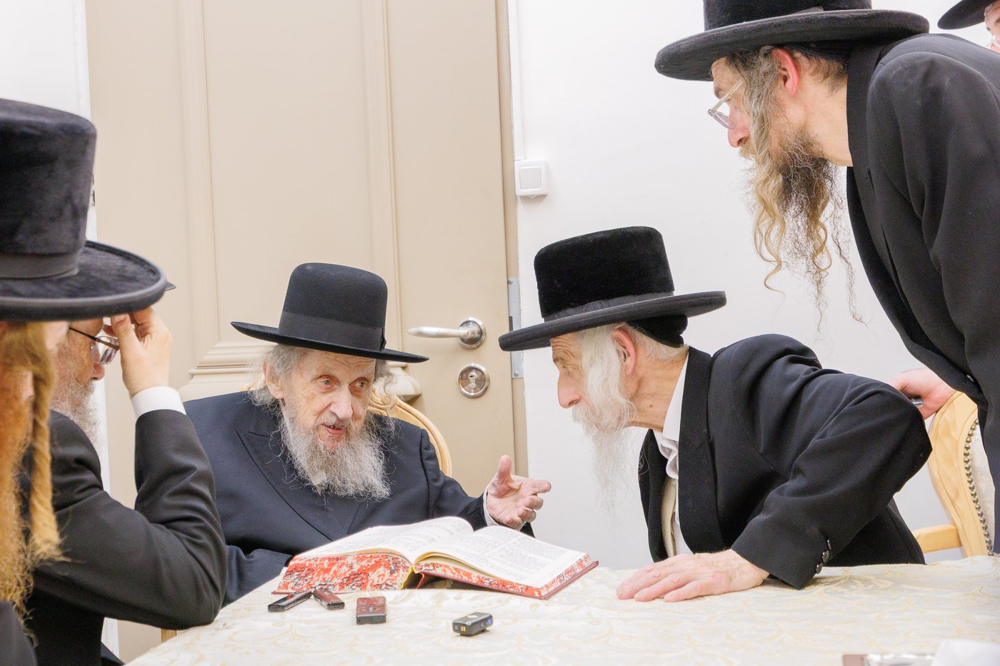 הגר"ד לנדו שליט"א בביקור אצל האדמו"ר מסטריקוב שליט"א