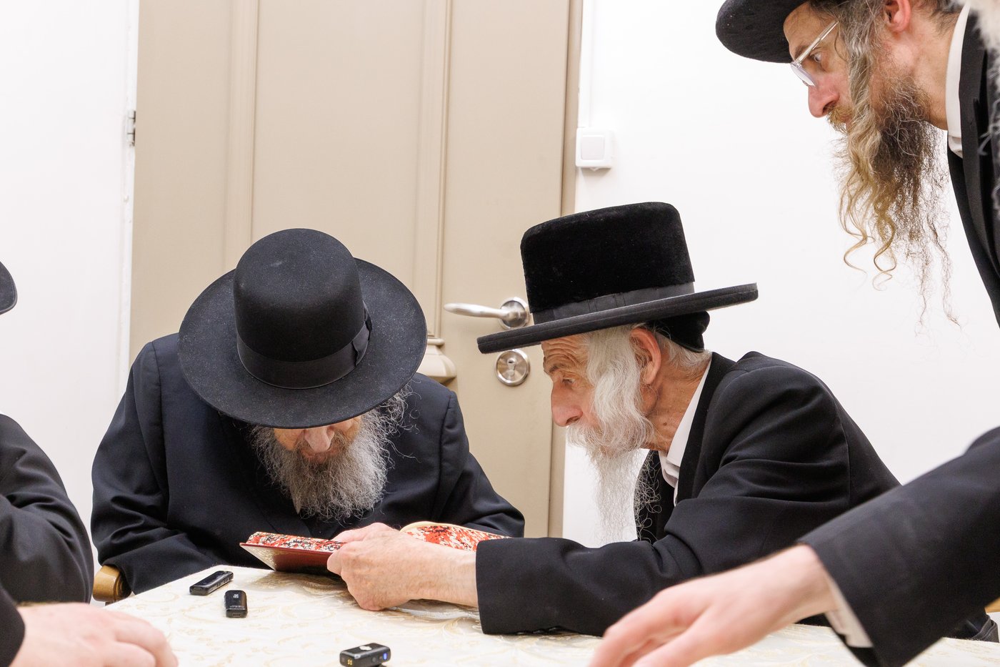 הגר"ד לנדו שליט"א בביקור אצל האדמו"ר מסטריקוב שליט"א