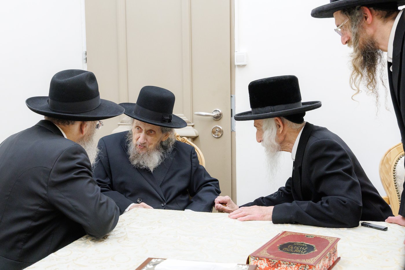 הגר"ד לנדו שליט"א בביקור אצל האדמו"ר מסטריקוב שליט"א