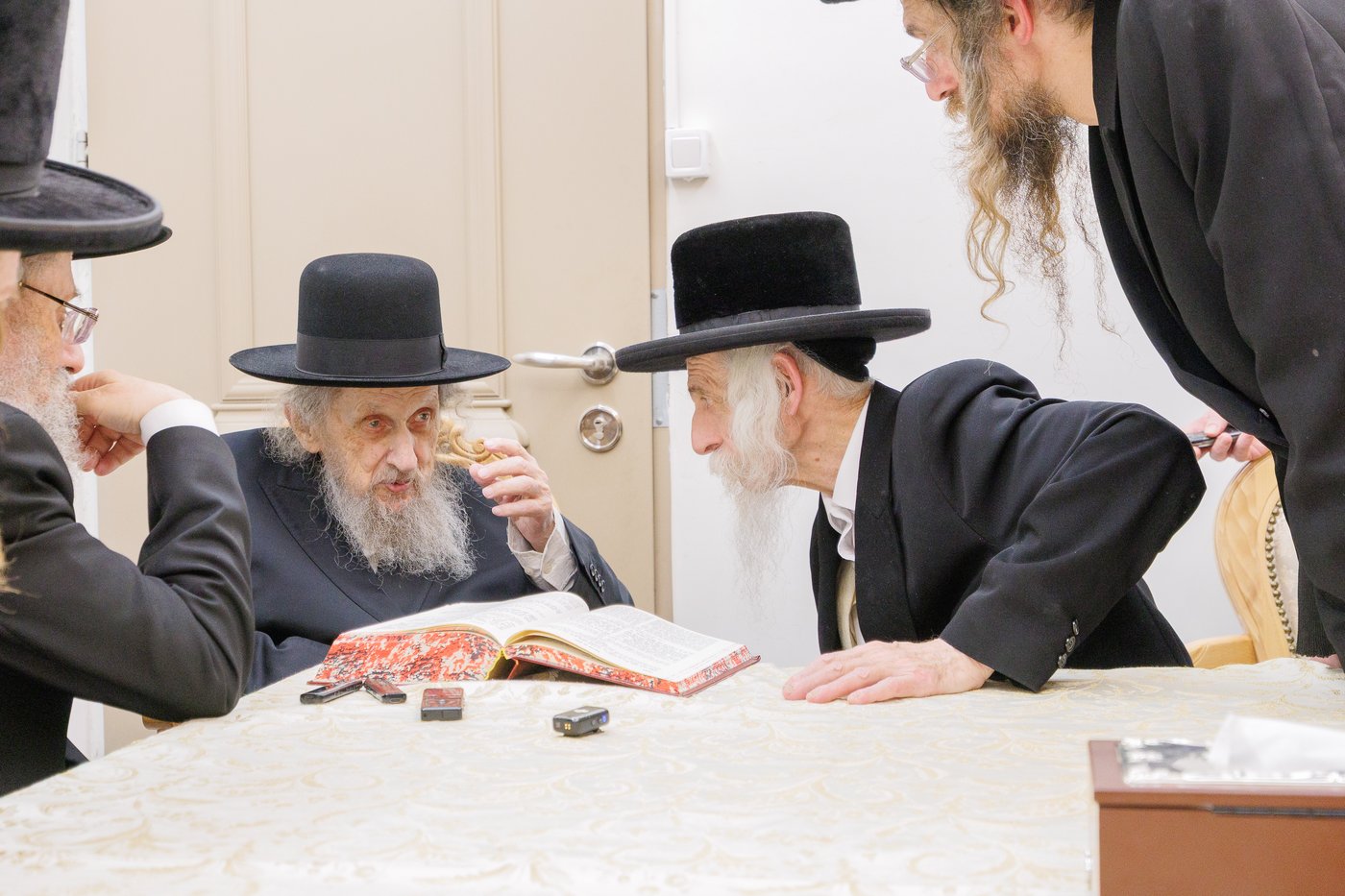 הגר"ד לנדו שליט"א בביקור אצל האדמו"ר מסטריקוב שליט"א