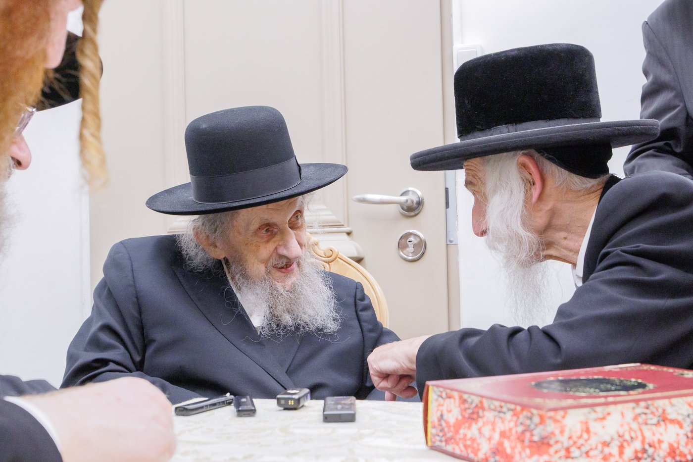 הגר"ד לנדו שליט"א בביקור אצל האדמו"ר מסטריקוב שליט"א