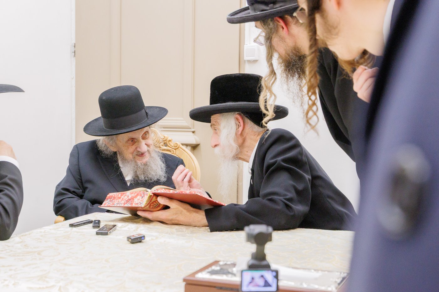 הגר"ד לנדו שליט"א בביקור אצל האדמו"ר מסטריקוב שליט"א
