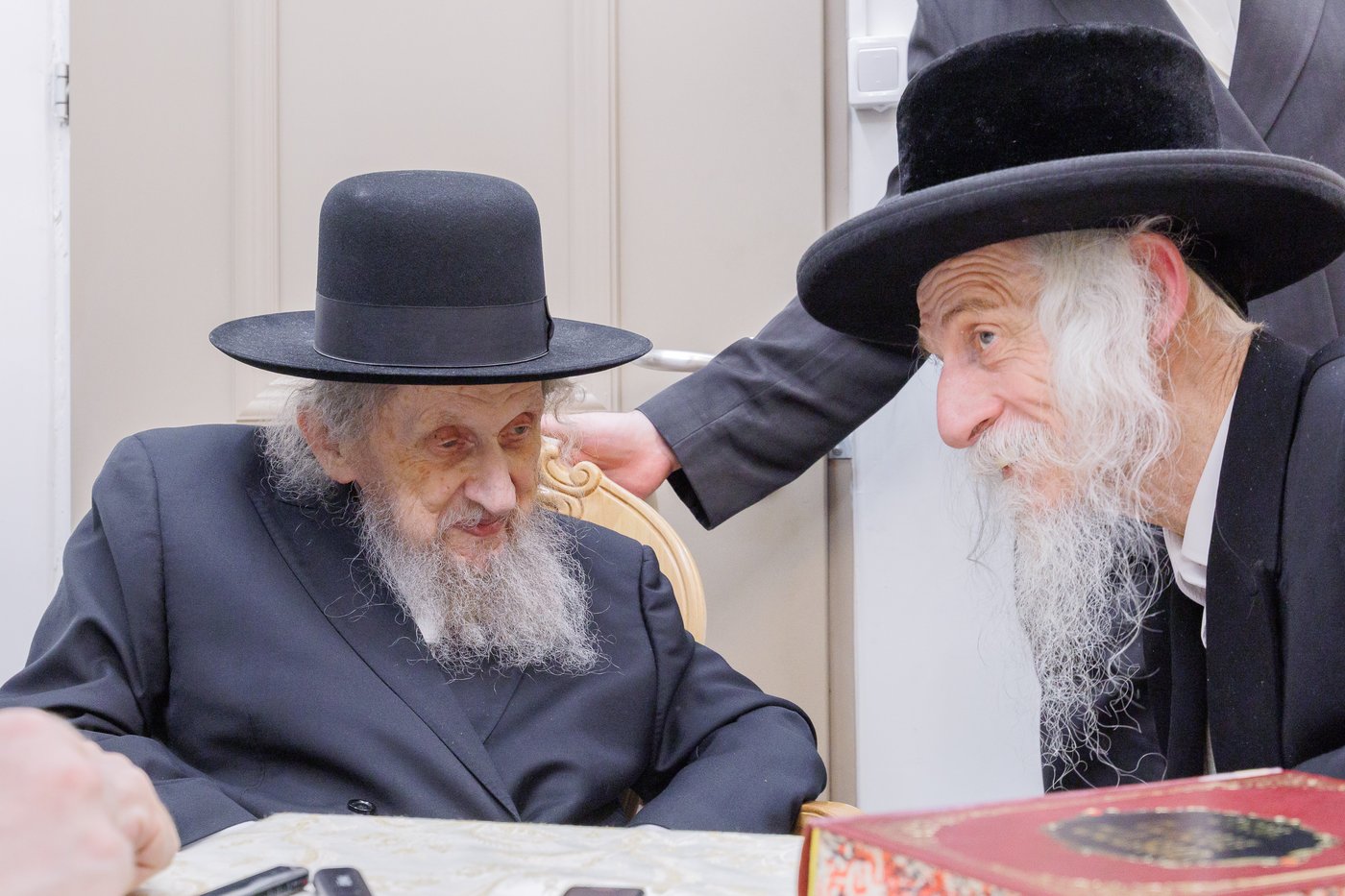 הגר"ד לנדו שליט"א בביקור אצל האדמו"ר מסטריקוב שליט"א