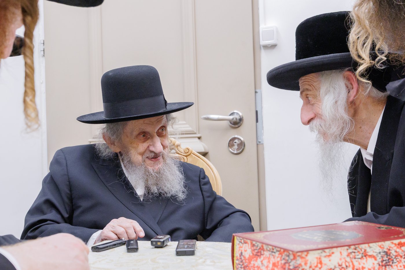 הגר"ד לנדו שליט"א בביקור אצל האדמו"ר מסטריקוב שליט"א