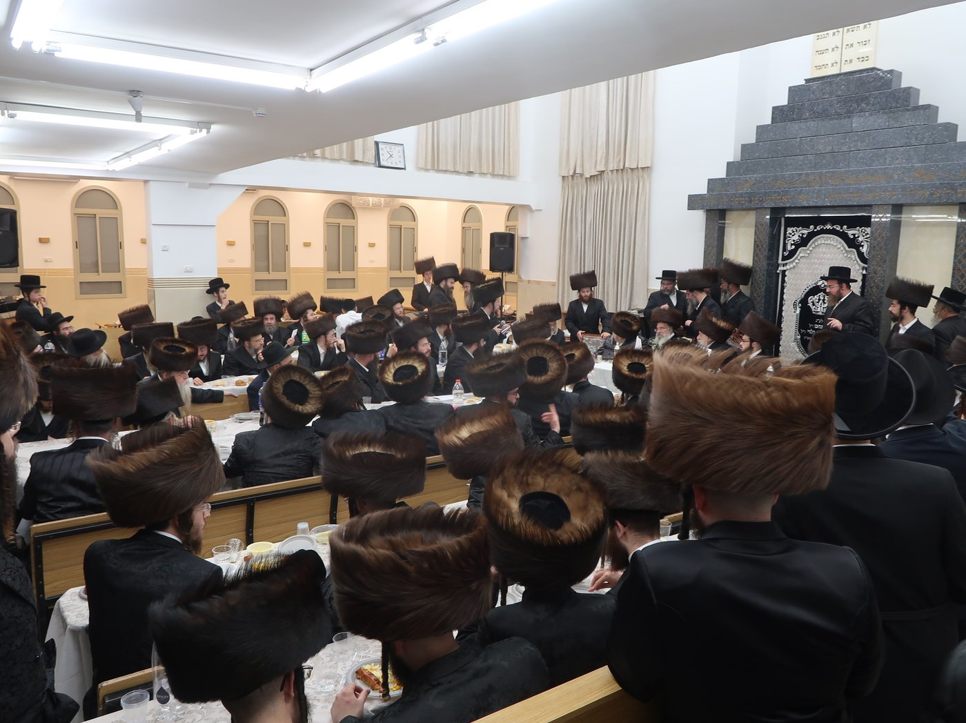 שמחת החתן מאהל בחצרות טשארנאביל - קאסאן הילקרעסט - אנטניא | צילום: שימי פ.
