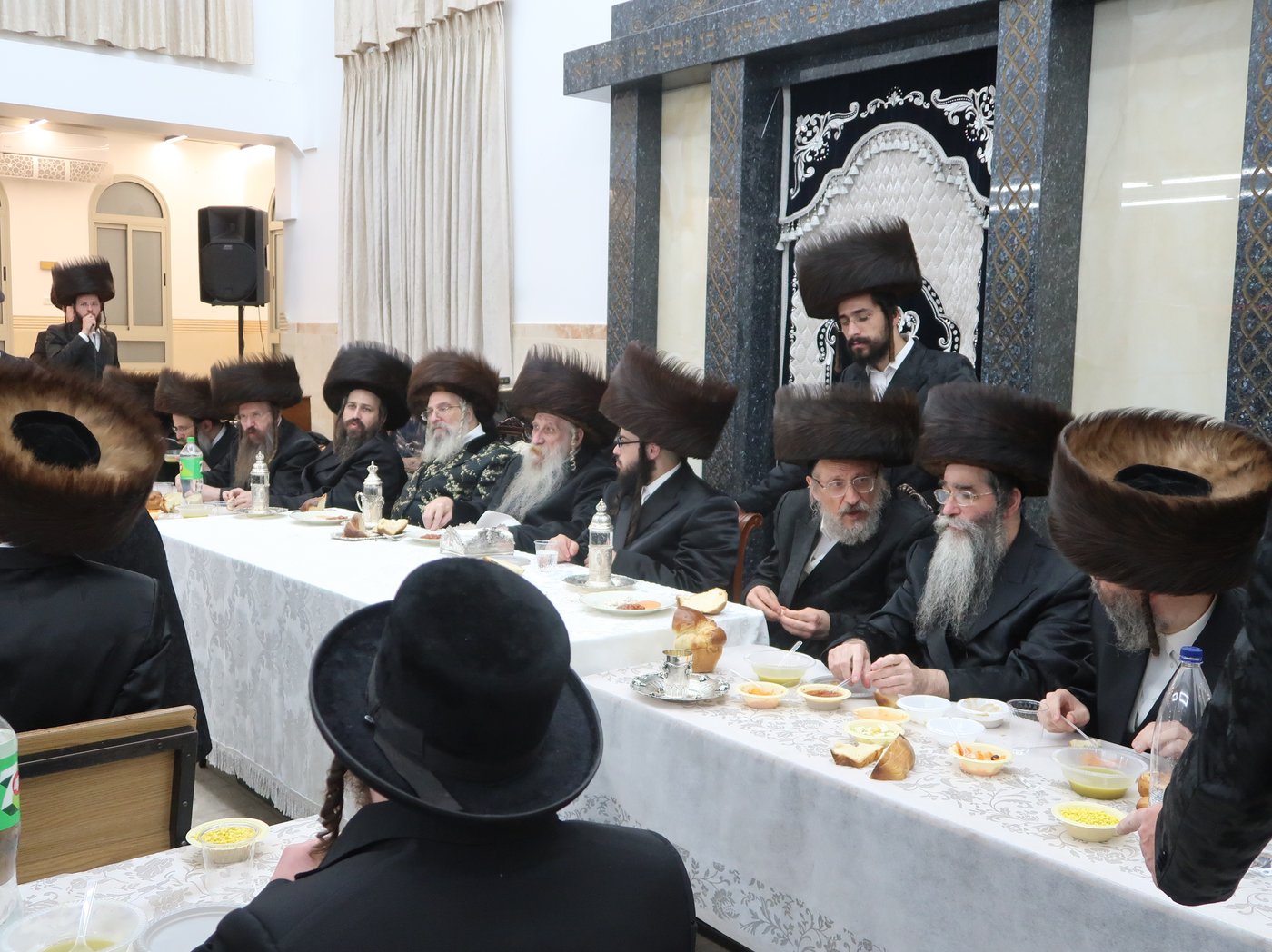 שמחת החתן מאהל בחצרות טשארנאביל - קאסאן הילקרעסט - אנטניא | צילום: שימי פ.