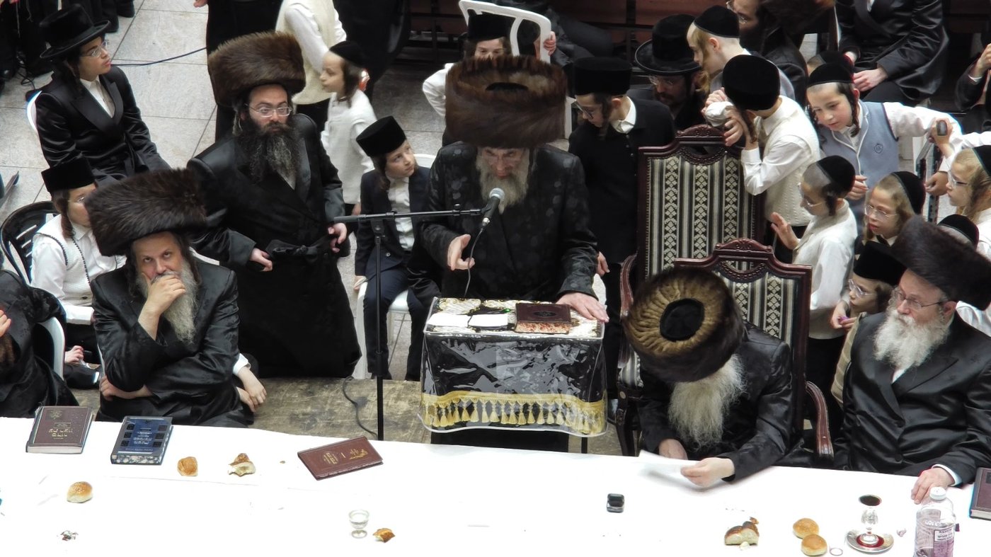 הגה"צ רבי חיים מאיר הגר במהלך דבריו