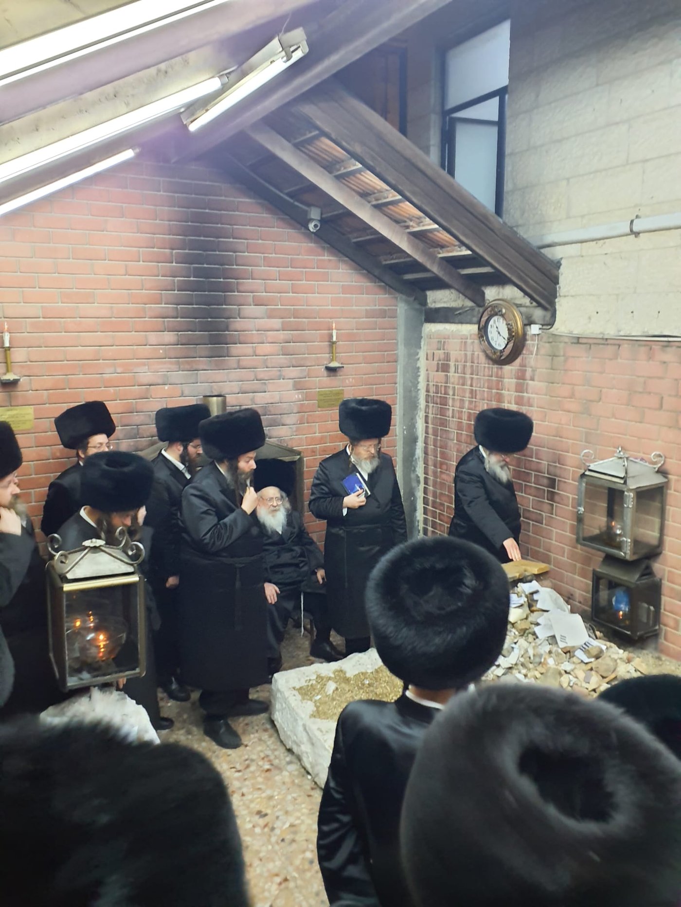 בני האדמו"ר מגור שליט"א בתפילה באוהל צדיקי בית גור