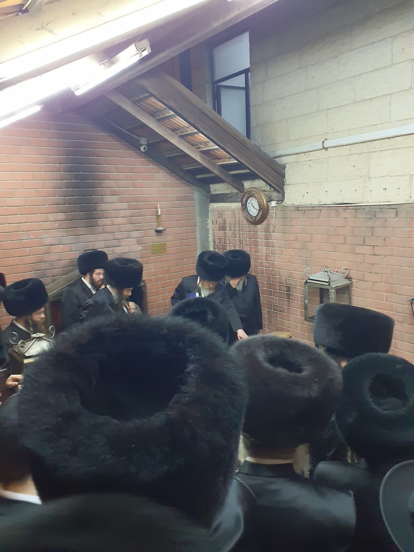 בני האדמו"ר מגור שליט"א בתפילה באוהל צדיקי בית גור