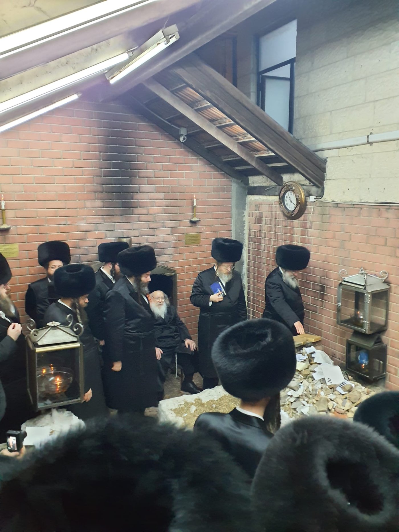 בני האדמו"ר מגור שליט"א בתפילה באוהל צדיקי בית גור