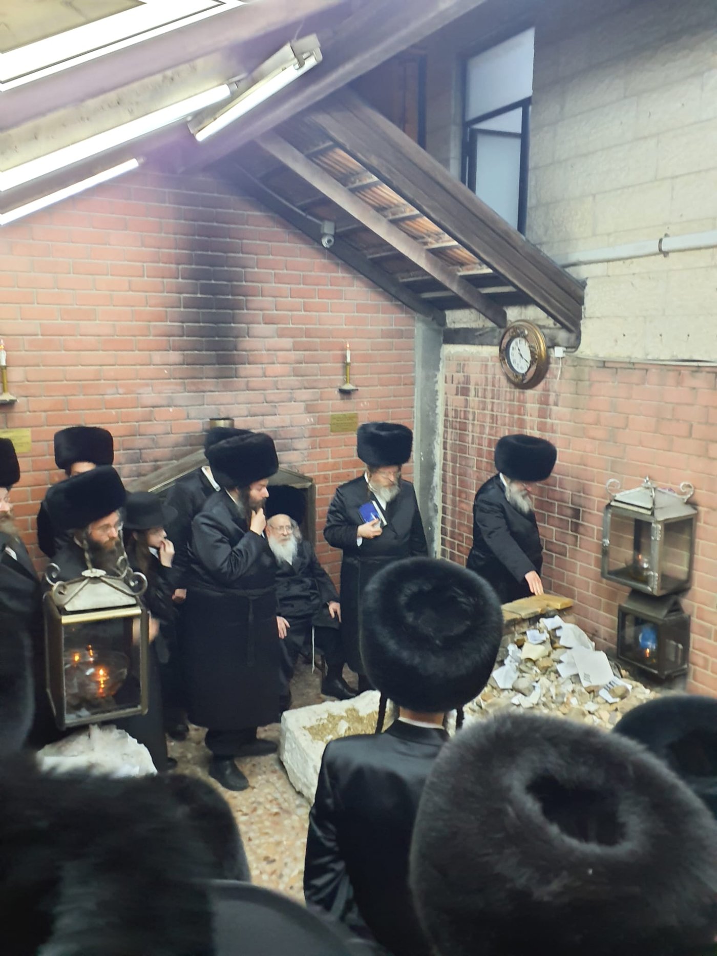בני האדמו"ר מגור שליט"א בתפילה באוהל צדיקי בית גור