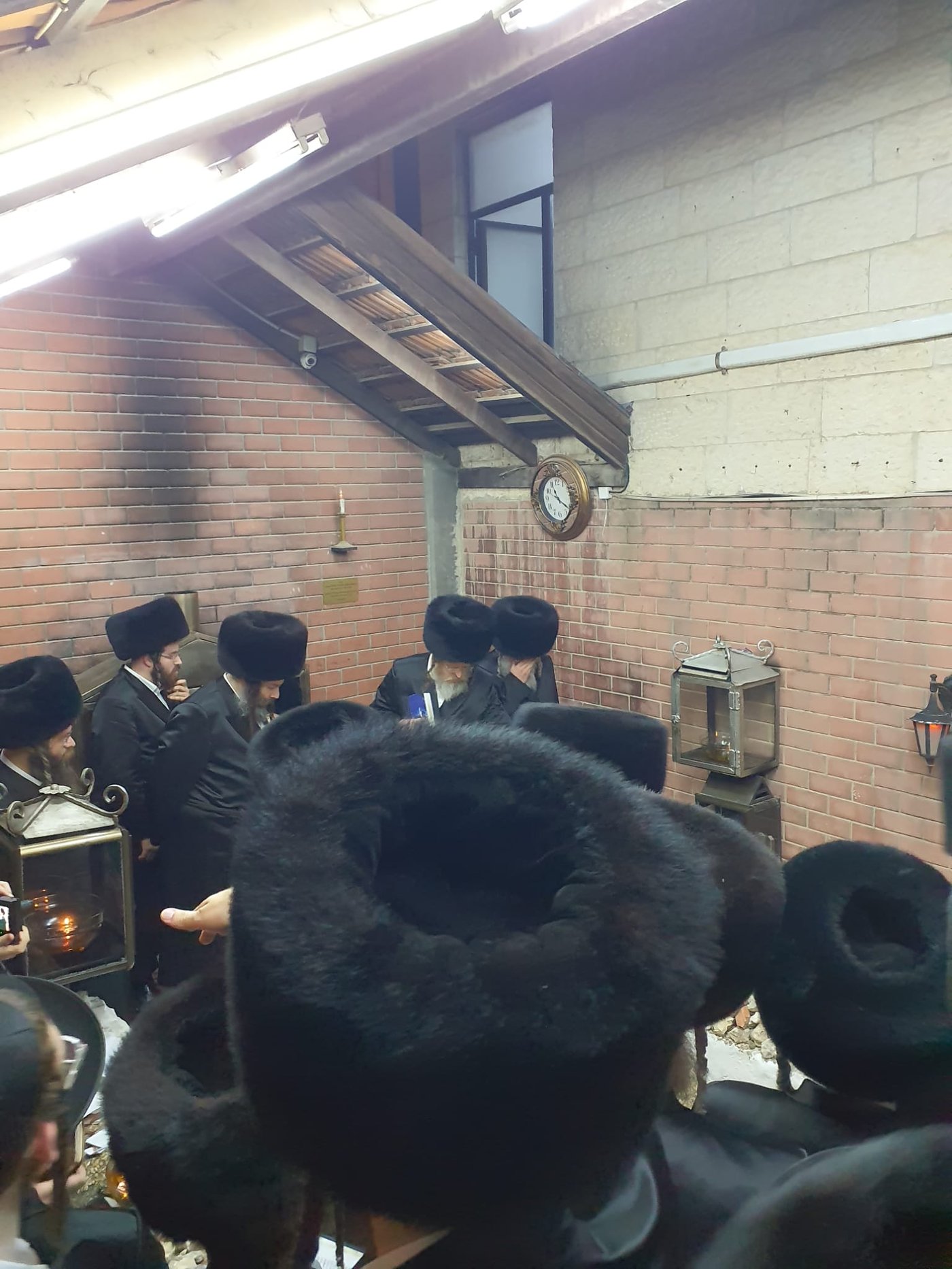 בני האדמו"ר מגור שליט"א בתפילה באוהל צדיקי בית גור