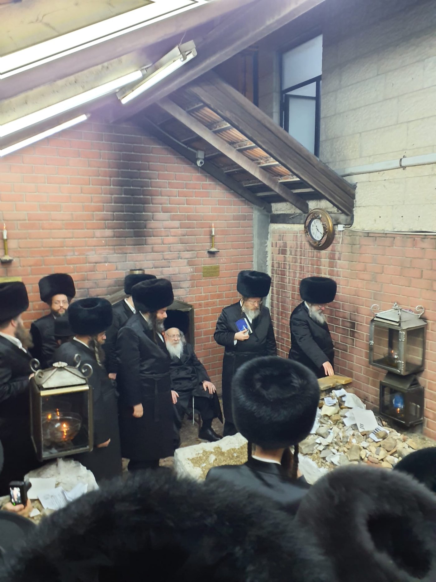 בני האדמו"ר מגור שליט"א בתפילה באוהל צדיקי בית גור