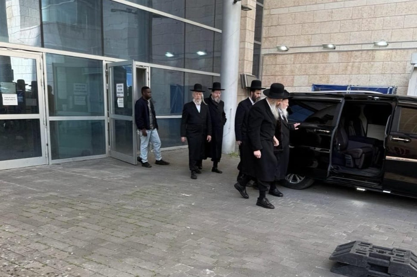 האדמו"ר מגור ביציאה מבית החולים | צילום: ארכיון