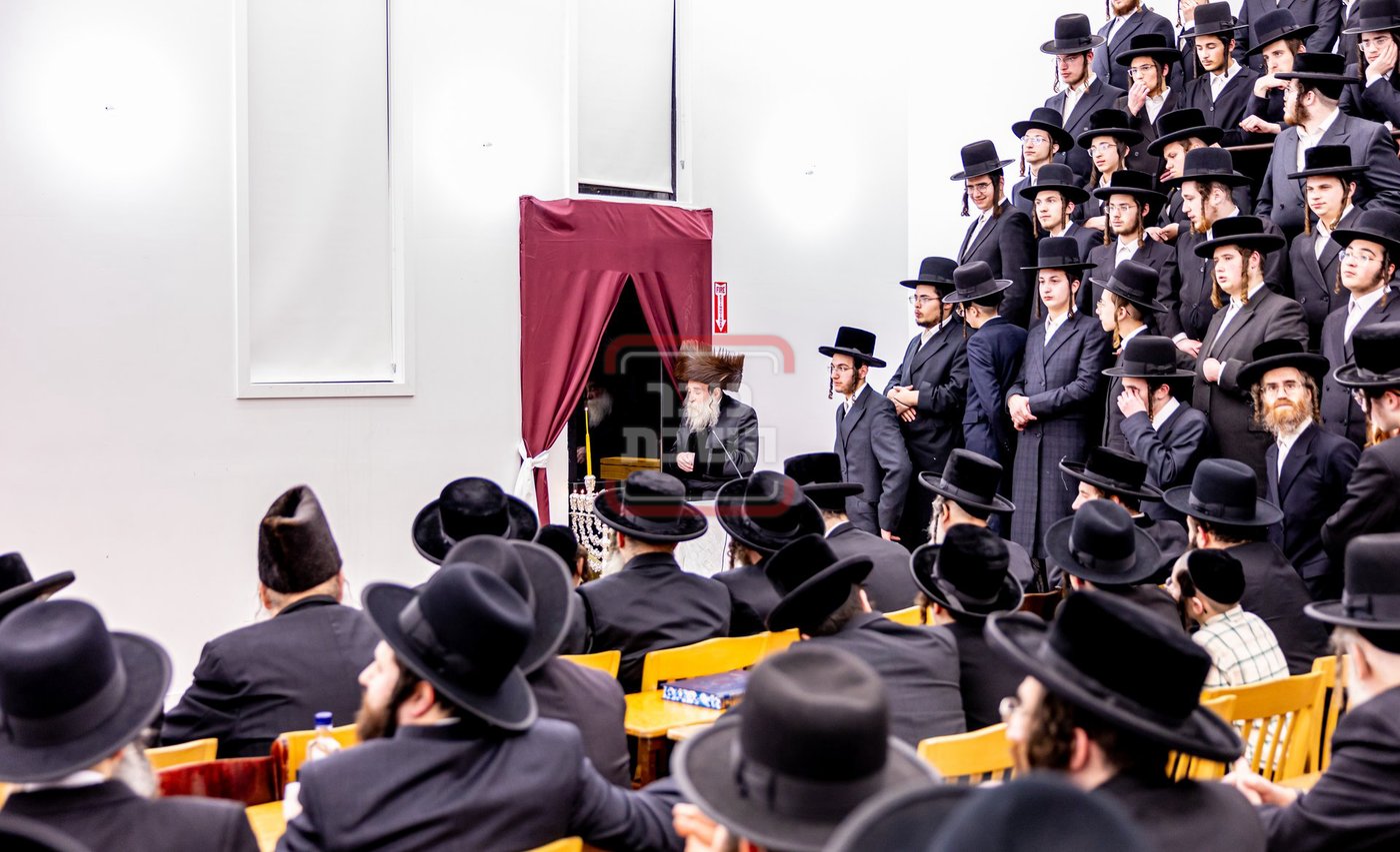 האדמו"ר מתולדות צבי דספינקא בהדלקת נרות חנוכה