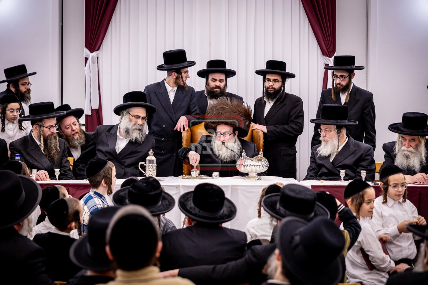 האדמו"ר מתולדות צבי דספינקא בהדלקת נרות חנוכה