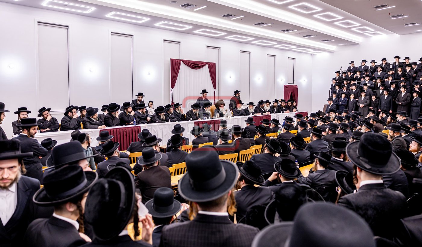 האדמו"ר מתולדות צבי דספינקא בהדלקת נרות חנוכה