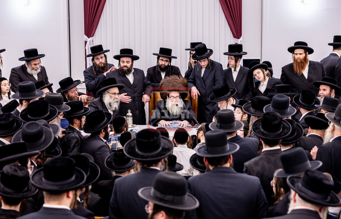 האדמו"ר מתולדות צבי דספינקא בהדלקת נרות חנוכה