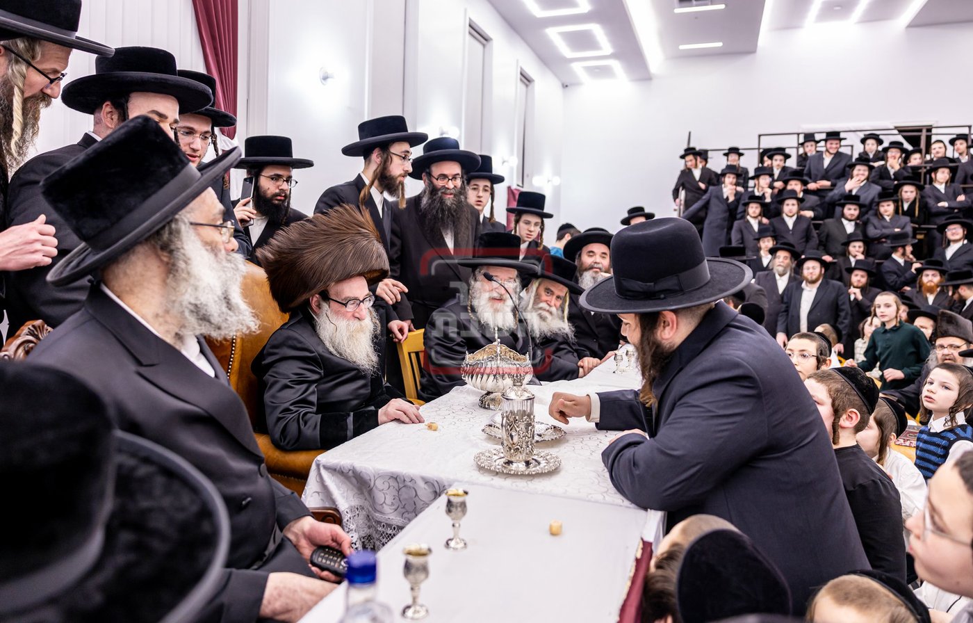 האדמו"ר מתולדות צבי דספינקא בהדלקת נרות חנוכה
