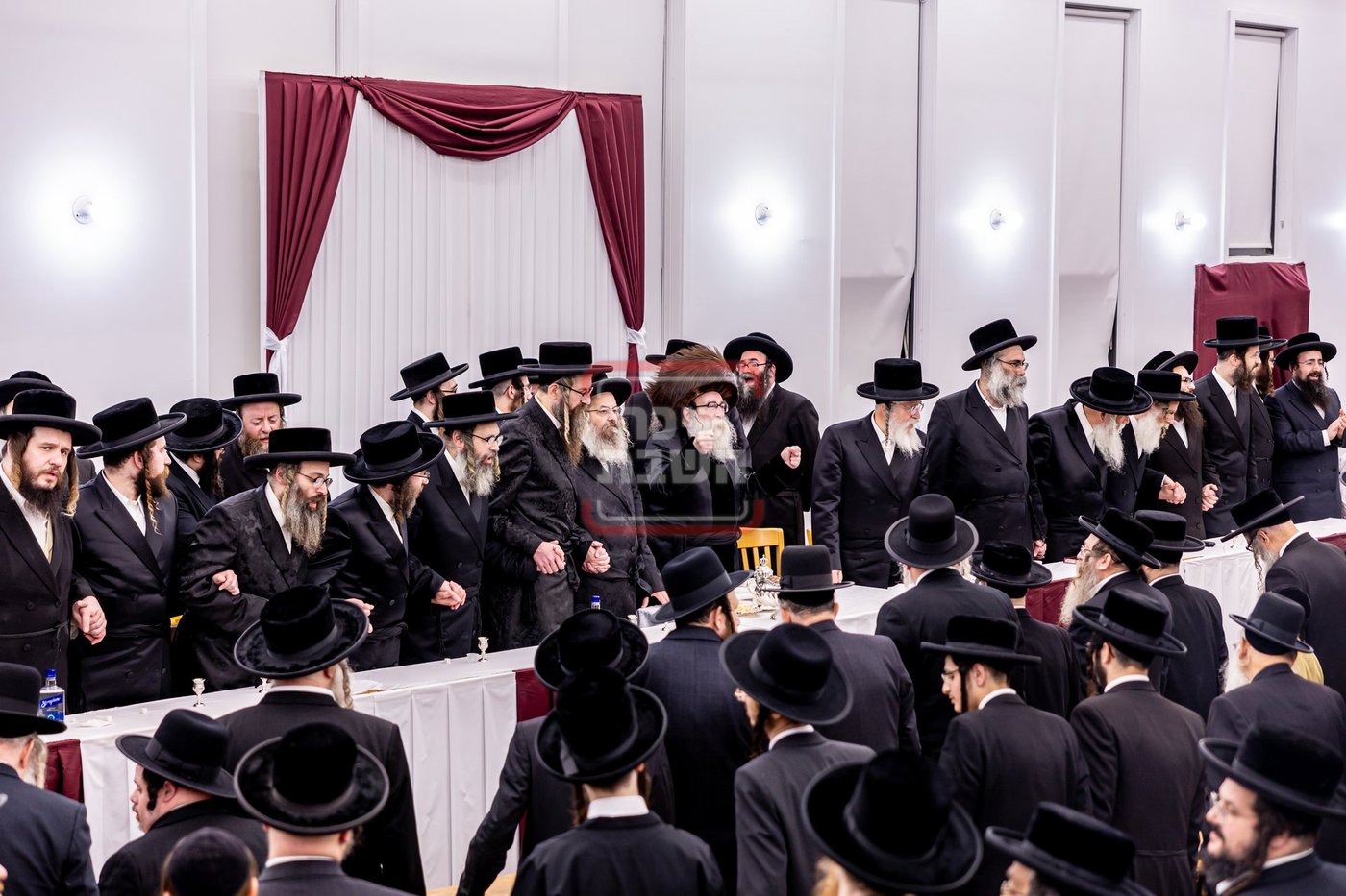 האדמו"ר מתולדות צבי דספינקא בהדלקת נרות חנוכה