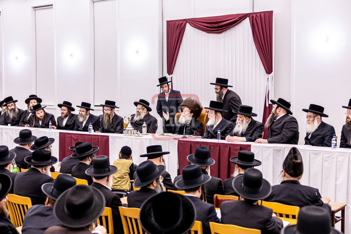 האדמו"ר מתולדות צבי דספינקא בהדלקת נרות חנוכה
