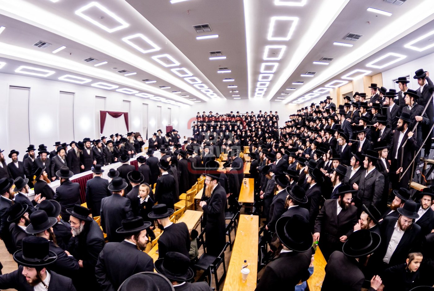 האדמו"ר מתולדות צבי דספינקא בהדלקת נרות חנוכה