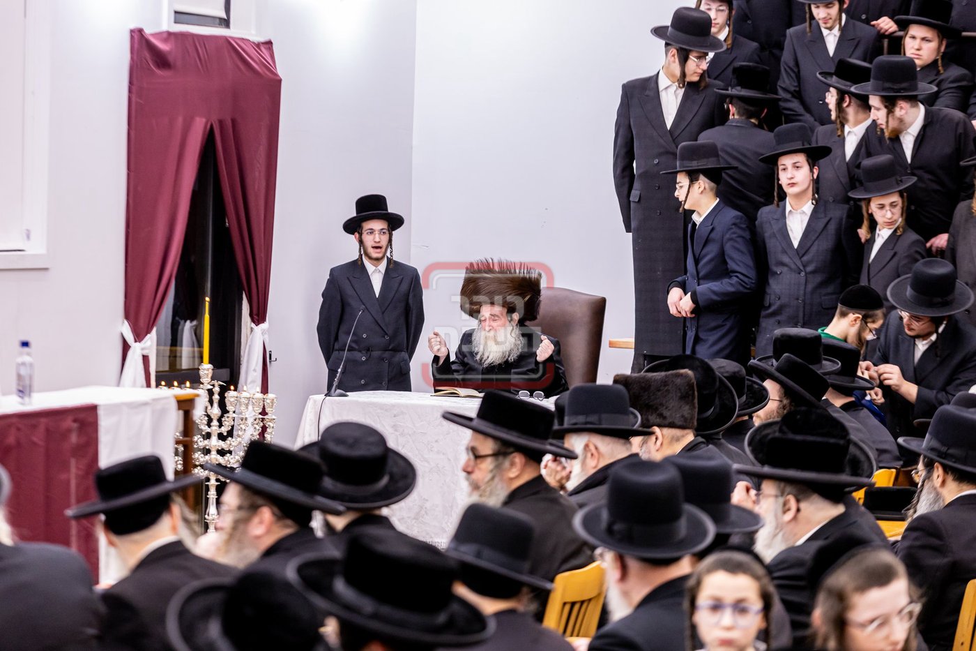 האדמו"ר מתולדות צבי דספינקא בהדלקת נרות חנוכה
