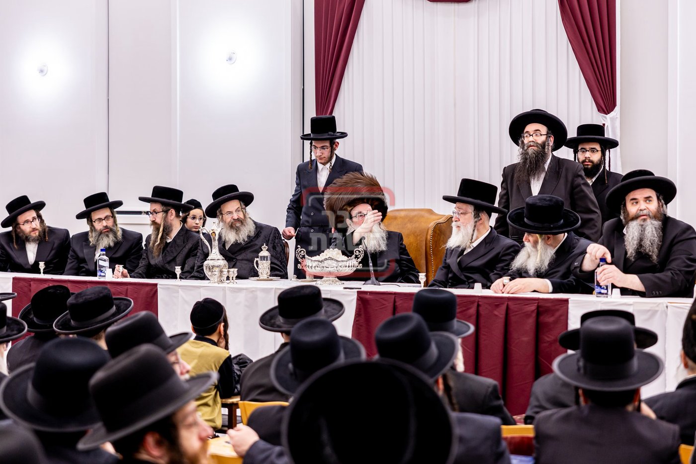 האדמו"ר מתולדות צבי דספינקא בהדלקת נרות חנוכה