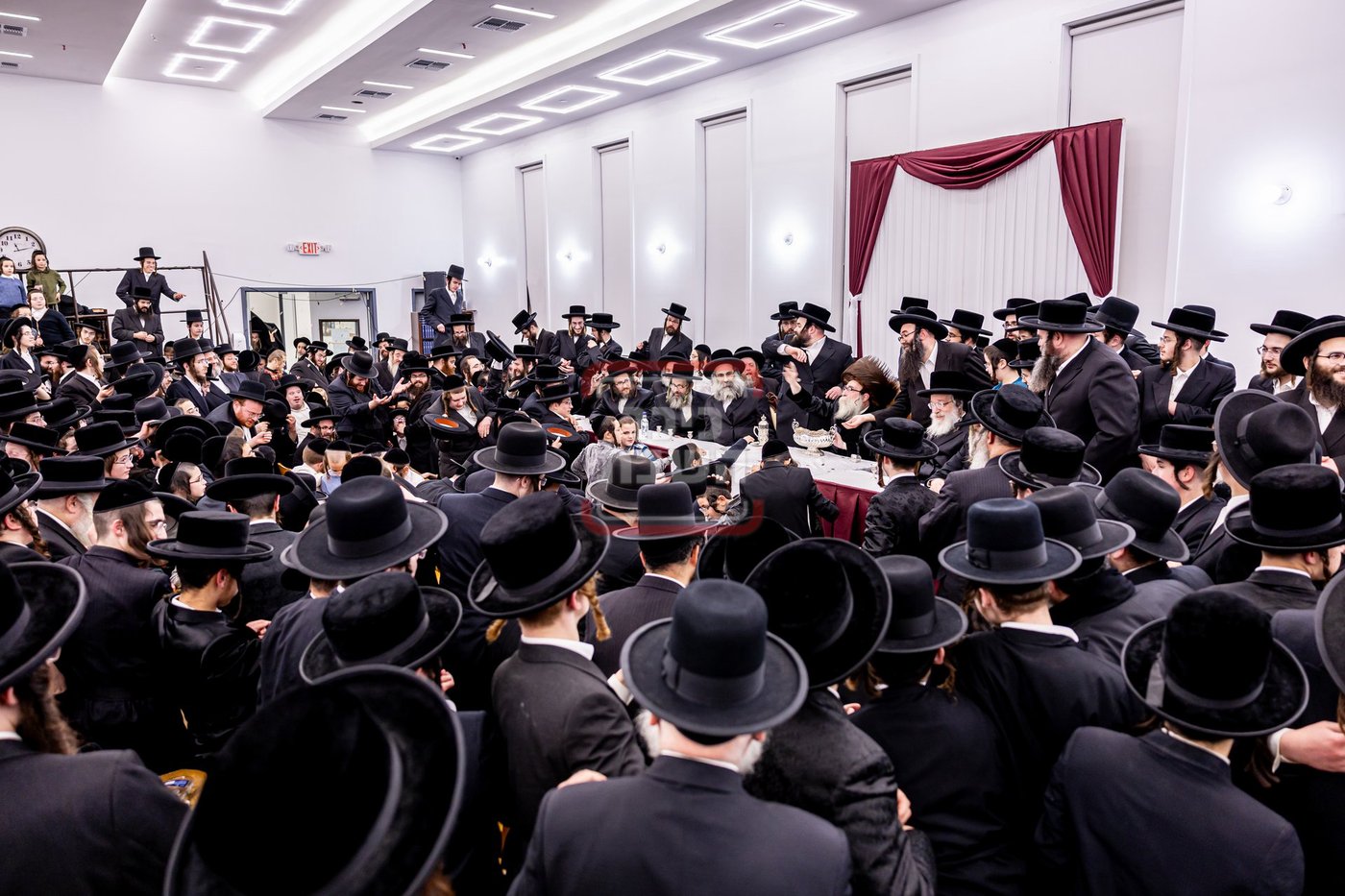 האדמו"ר מתולדות צבי דספינקא בהדלקת נרות חנוכה