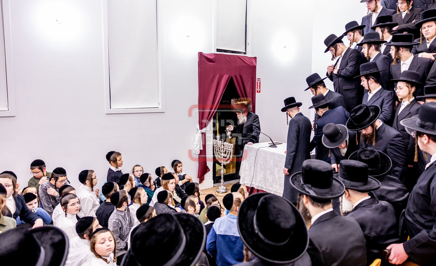 האדמו"ר מתולדות צבי דספינקא בהדלקת נרות חנוכה