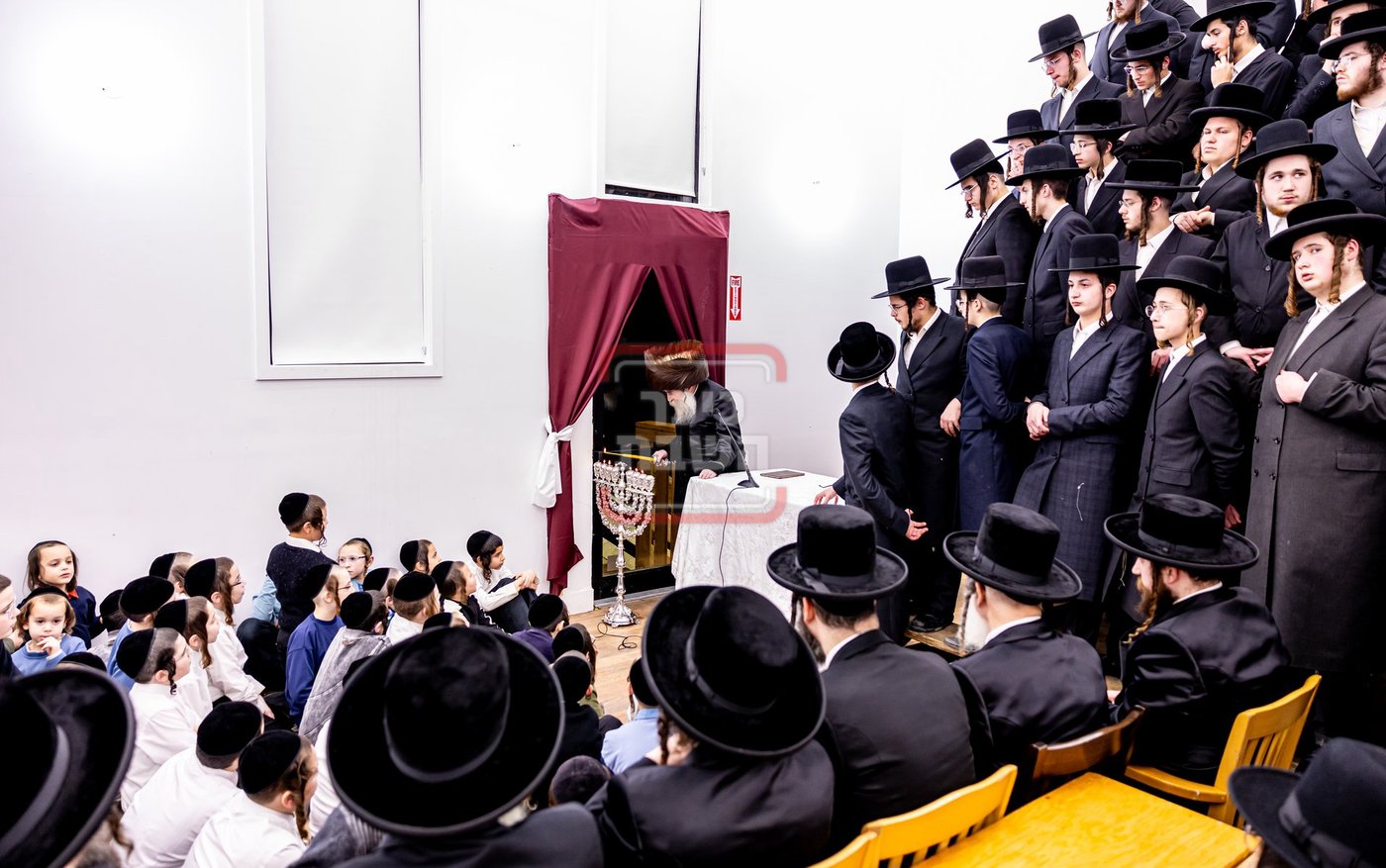 האדמו"ר מתולדות צבי דספינקא בהדלקת נרות חנוכה