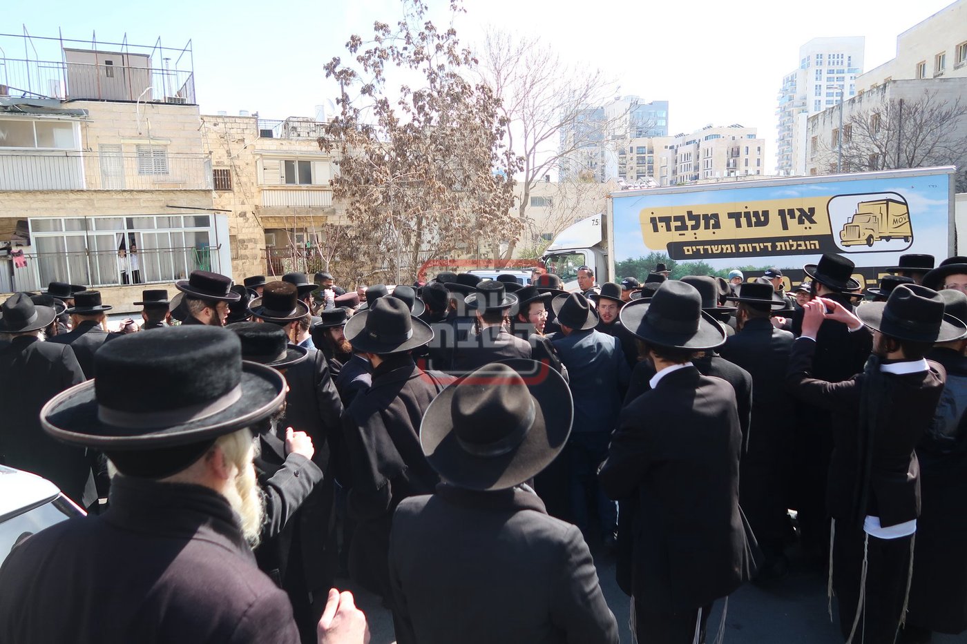 אדמו"רים ורבנים בההפגנה מול לשכת הגיוס בירושלים