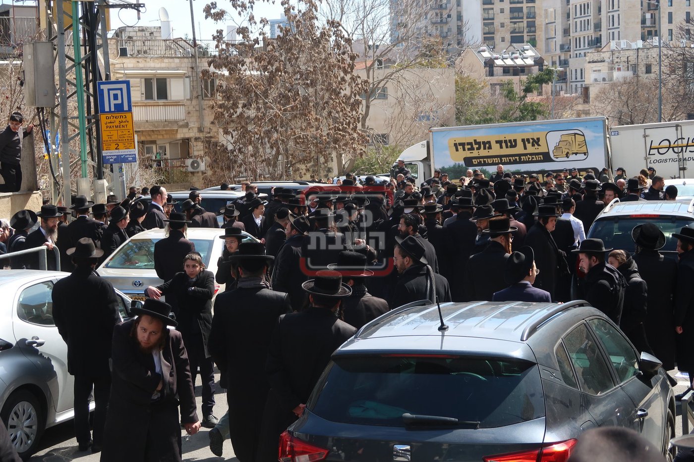 אדמו"רים ורבנים בההפגנה מול לשכת הגיוס בירושלים