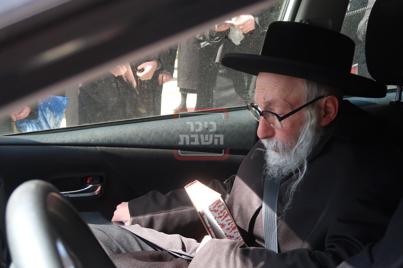 אדמו"רים ורבנים בההפגנה מול לשכת הגיוס בירושלים