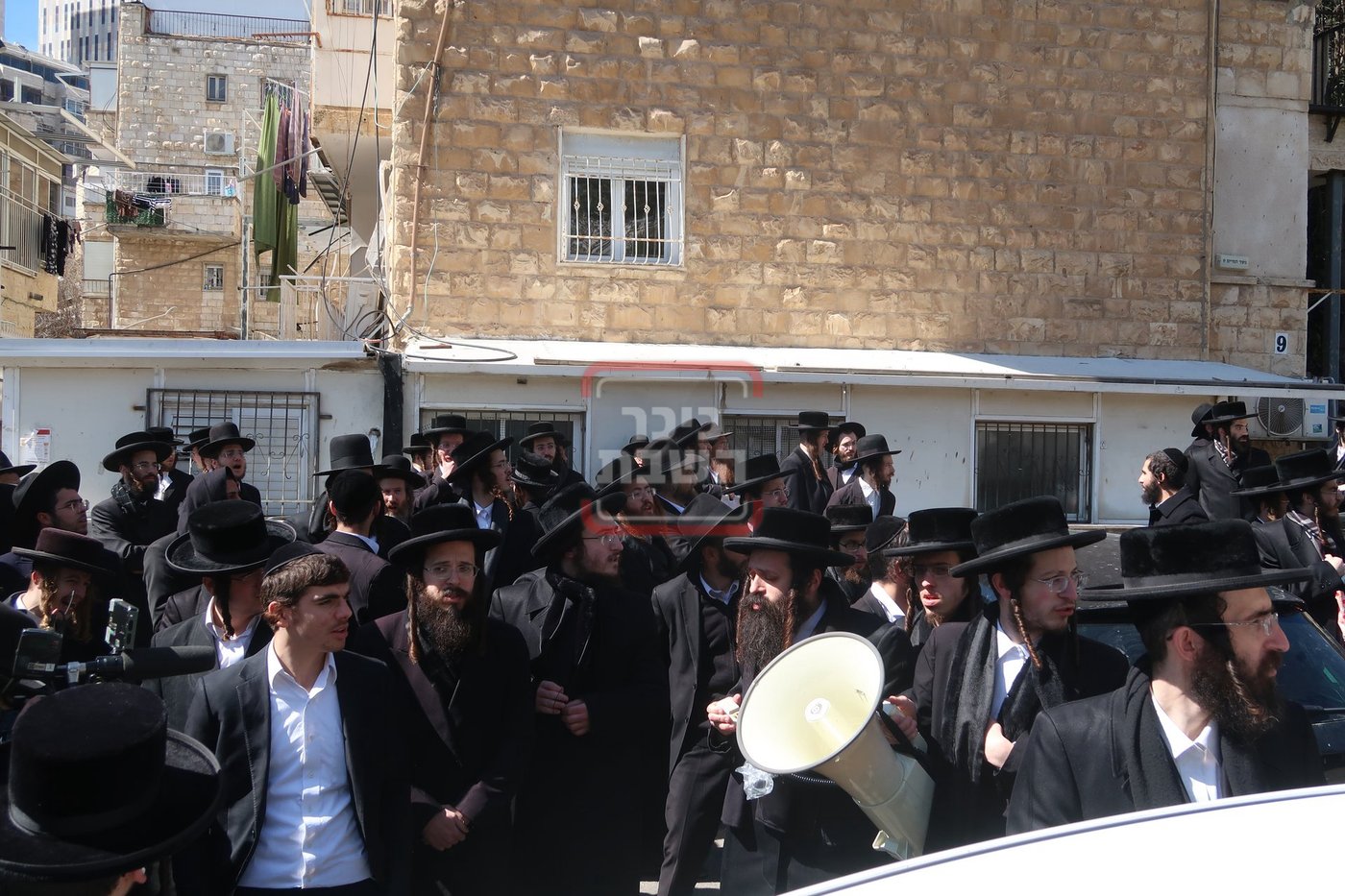 אדמו"רים ורבנים בההפגנה מול לשכת הגיוס בירושלים