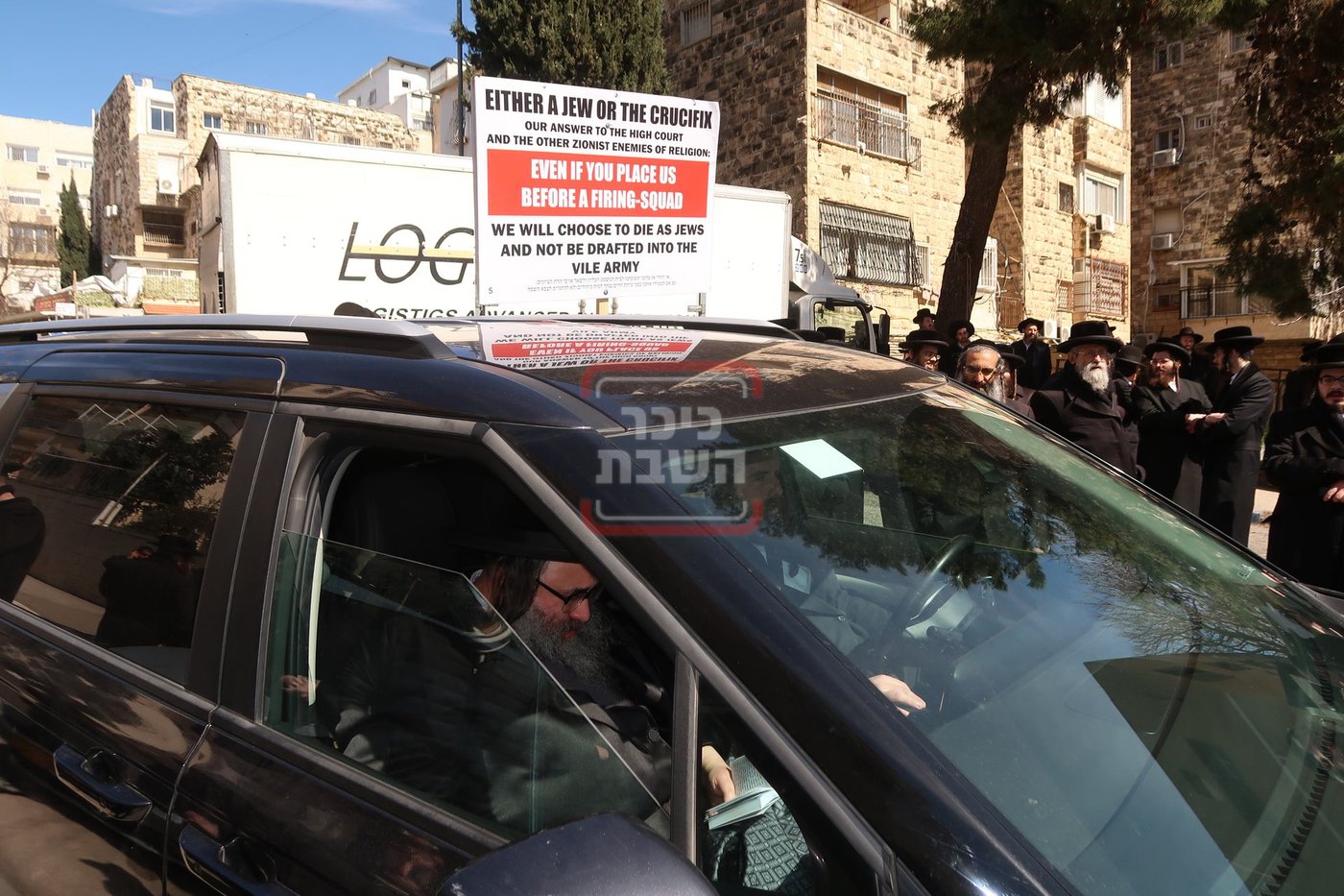 אדמו"רים ורבנים בההפגנה מול לשכת הגיוס בירושלים
