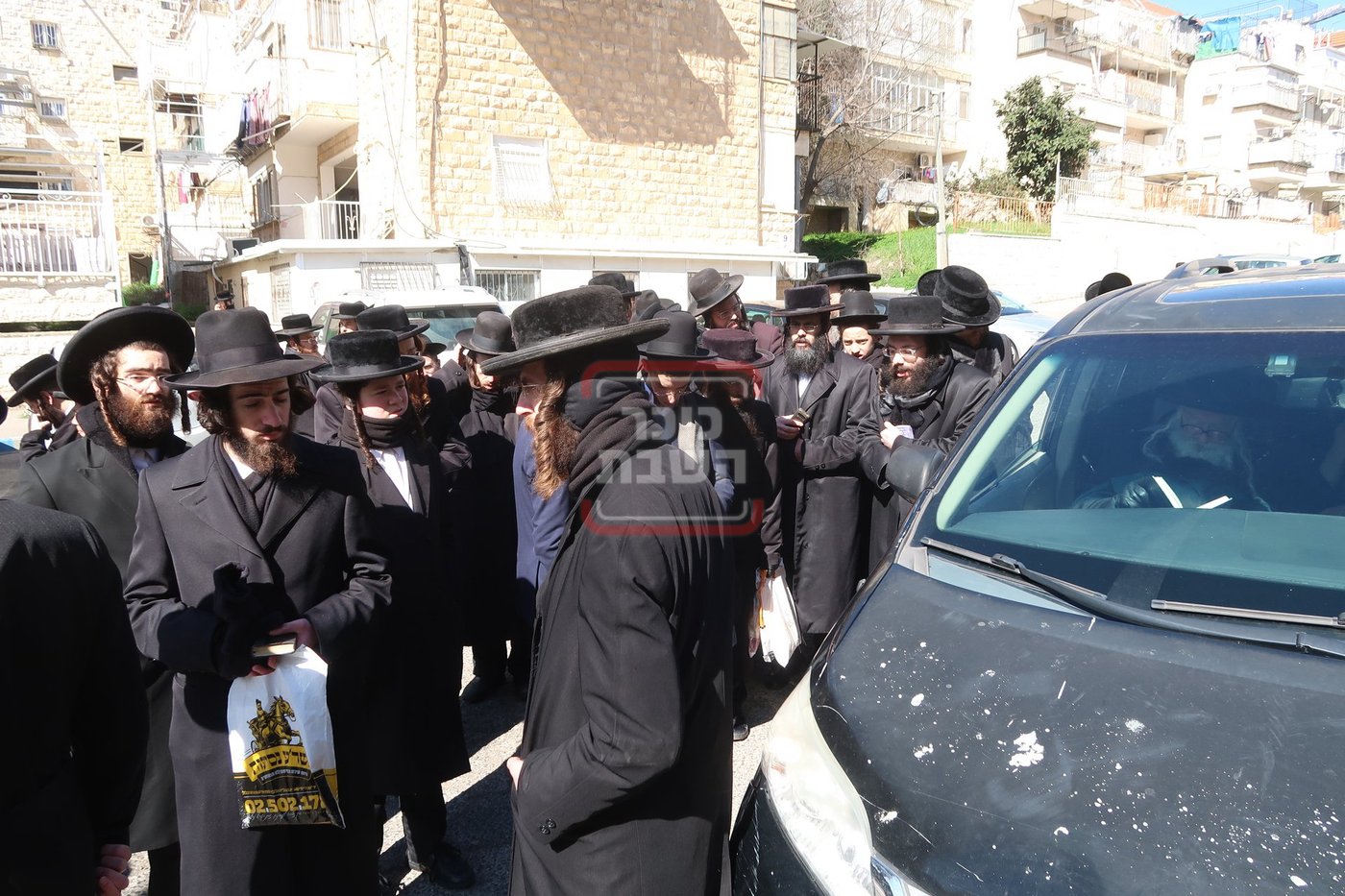 אדמו"רים ורבנים בההפגנה מול לשכת הגיוס בירושלים