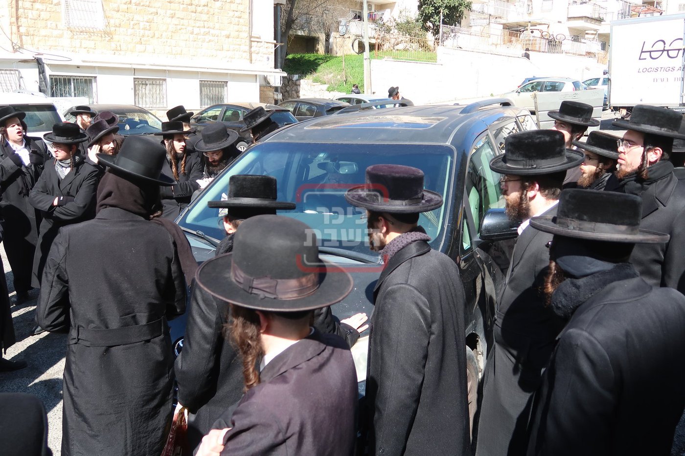אדמו"רים ורבנים בההפגנה מול לשכת הגיוס בירושלים