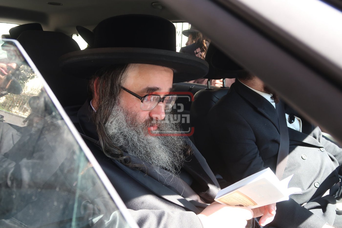 אדמו"רים ורבנים בההפגנה מול לשכת הגיוס בירושלים
