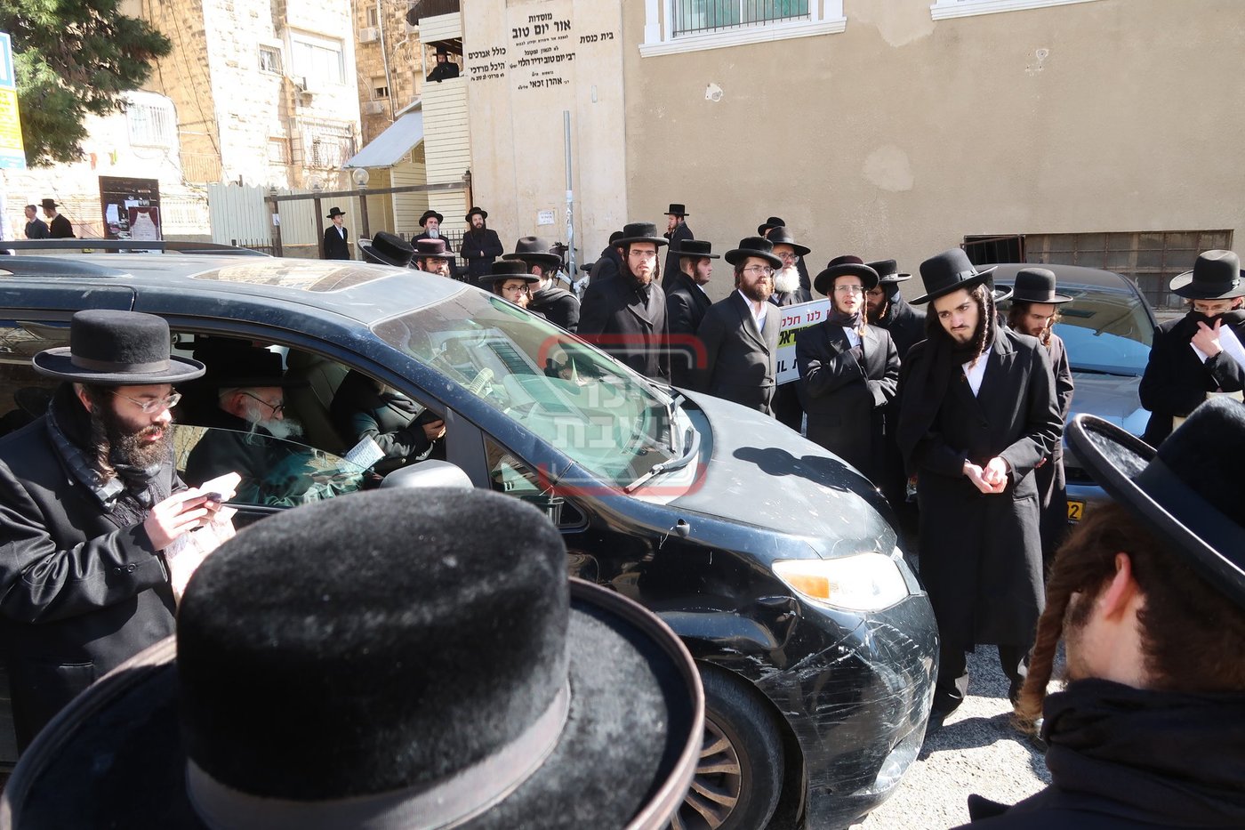 אדמו"רים ורבנים בההפגנה מול לשכת הגיוס בירושלים