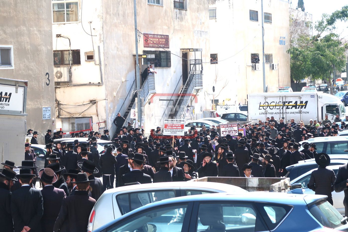אדמו"רים ורבנים בההפגנה מול לשכת הגיוס בירושלים